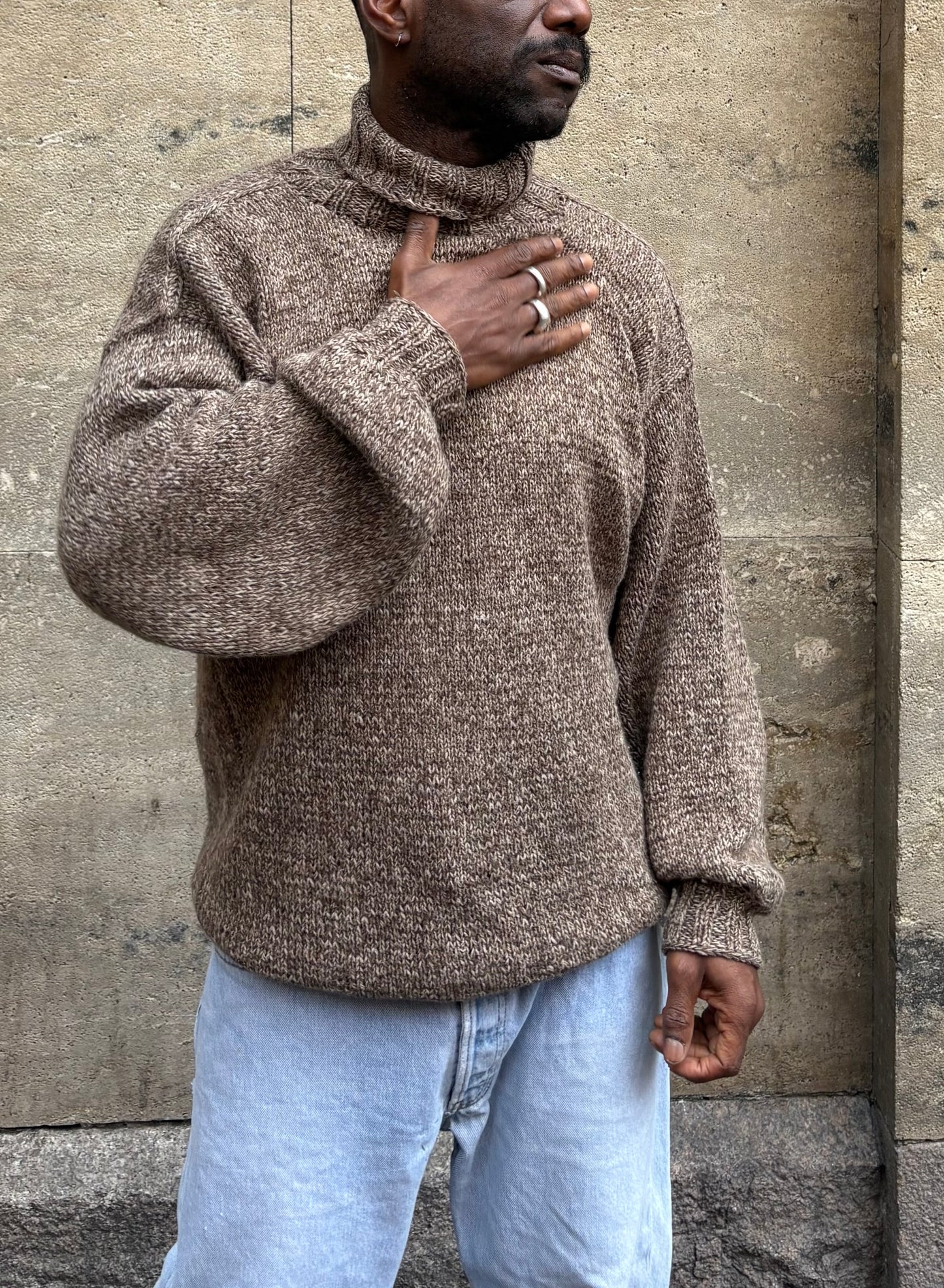 BROWN KNIT TURTLENECK